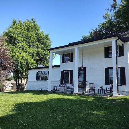 1908 Modern Farmhouse On Large Private Treed Lot Shawnee Exterior photo